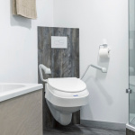 Сиденье для туалета Invacare Aquatec AT900 с подлокотниками Сиденье для туалета Invacare Aquatec AT900 с подлокотниками